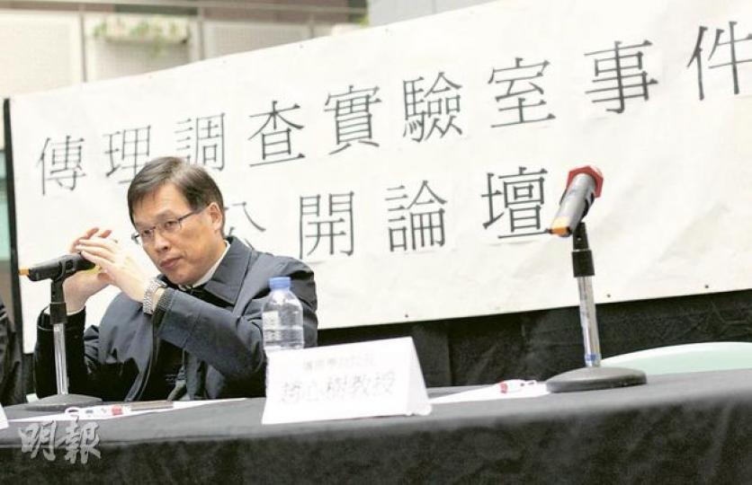 浸大傳理學院昨日舉行公開論壇,討論早前的特首民調風波,副校長黃偉國(左)代表校方出席,並承諾會嚴肅審慎處理事件;事件中的主角傳理學院院長趙心樹並無出席,台上留下空櫈。(李澤彤攝) 浸大傳理學院昨日舉行公開論壇,討論早前的特首民調風波,副校長黃偉國(左)代表校方出席,並承諾會嚴肅審慎處理事件;事件中的主角傳理學院院長趙心樹並無出席,台上留下空櫈。(李澤彤攝)
