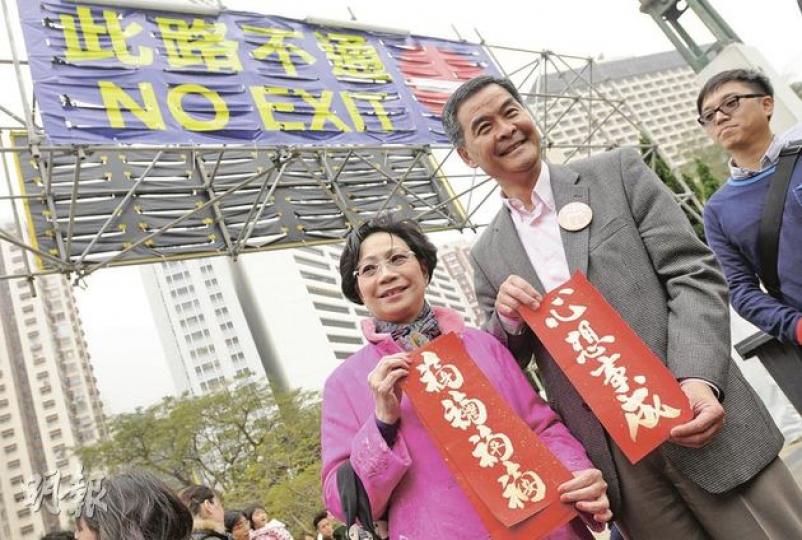 特首參選人梁振英(中)與太太(左)昨日逛維園花市,手持揮春向市民拜年。近日政圈討論他能否取得足夠提名以參選特首,昨日剛巧他們在「此路不通」的指示牌前留影,是否有任何暗示呢?(余俊亮攝)特首參選人唐英年(右)和太太(左)昨日出席荃灣各界人士交流會,較早時他們亦有行花市。(尹錦恩攝) 特首參選人梁振英(中)與太太(左)昨日逛維園花市,手持揮春向市民拜年。近日政圈討論他能否取得足夠提名以參選特首,昨日剛巧他們在「此路不通」的指示牌前留影,是否有任何暗示呢?(余俊亮攝)特首參選人唐英年(右)和太太(左)昨日出席荃灣各界人士交流會,較早時他們亦有行花市。(尹錦恩攝)