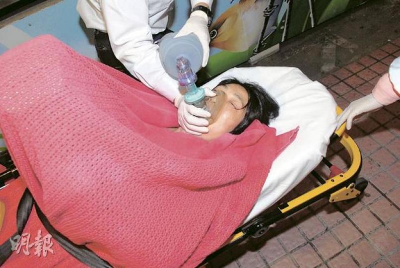 以膠袋笠頭自殺的中年婦,送院時已全無反應,其後證實不治。(伍蒲鋒攝) 以膠袋笠頭自殺的中年婦,送院時已全無反應,其後證實不治。(伍蒲鋒攝)