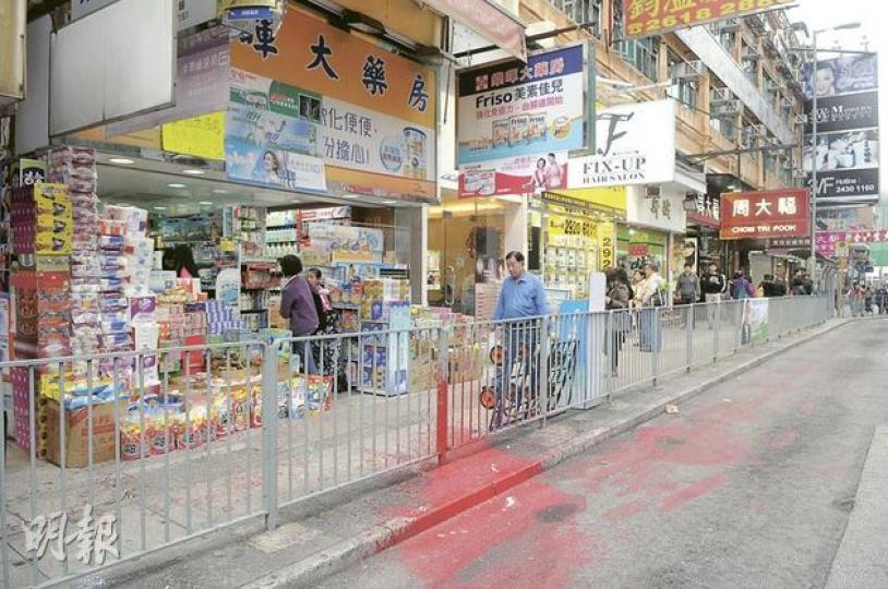 屯門仁政街的藥房被淋油後,紅油流到馬路外。(鍾炳然攝) 屯門仁政街的藥房被淋油後,紅油流到馬路外。(鍾炳然攝)
