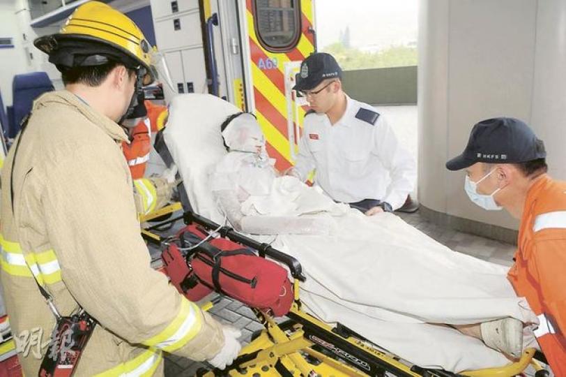 13歲童疑在廁所打翻香薰爐,上半身被嚴重燒傷,敷上保濕膜及裹上保鮮紙送院搶救。(鍾炳然攝) 13歲童疑在廁所打翻香薰爐,上半身被嚴重燒傷,敷上保濕膜及裹上保鮮紙送院搶救。(鍾炳然攝)
