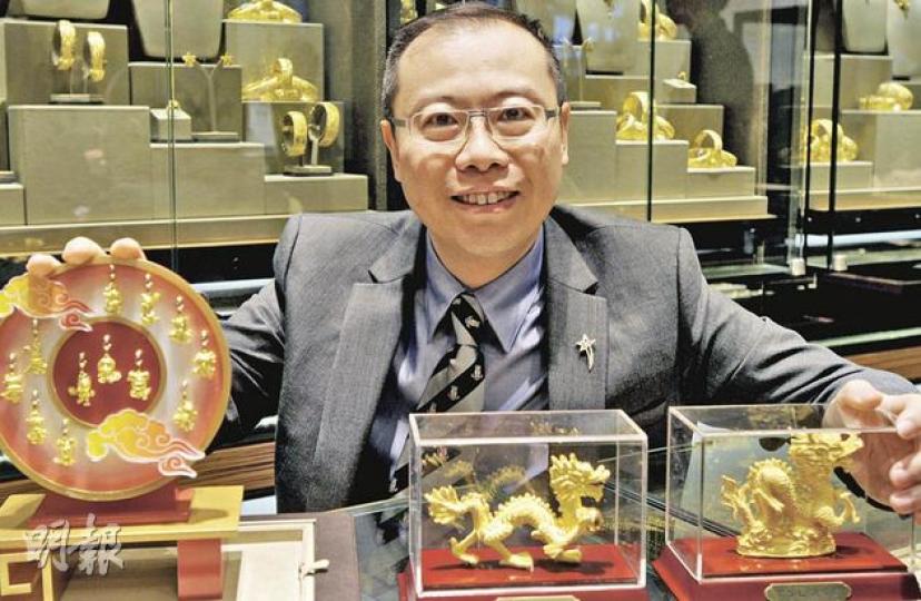 龍年雙春兼閏月,婚嫁生意多,金舖皆各出奇招搶客。當中謝瑞麟更提供求婚一條龍服務,借出分店門面供客人佈置當場求婚。圖為謝瑞麟首席營運總監陳立業。(尹錦恩攝) (明報製圖) 龍年雙春兼閏月,婚嫁生意多,金舖皆各出奇招搶客。當中謝瑞麟更提供求婚一條龍服務,借出分店門面供客人佈置當場求婚。圖為謝瑞麟首席營運總監陳立業。(尹錦恩攝) (明報製圖)
