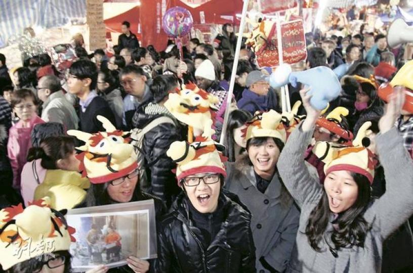 今年維園年宵旺丁旺財,無論是花巿還是以龍為主題的物品也大賣,圖為滬江維多利亞學校的學生在年宵攤檔出售「龍帽」,收入會列作學校籌款收益。(林振東攝) 維園年宵旺丁旺財,錢幣咕o臣成為熱賣商品之一,店主指生意額較去年大升3倍達20萬元,足夠過肥年。(林振東攝) 今年維園年宵旺丁旺財,無論是花巿還是以龍為主題的物品也大賣,圖為滬江維多利亞學校的學生在年宵攤檔出售「龍帽」,收入會列作學校籌款收益。(林振東攝) 維園年宵旺丁旺財,錢幣咕o臣成為熱賣商品之一,店主指生意額較去年大升3倍達20萬元,足夠過肥年。(林振東攝)