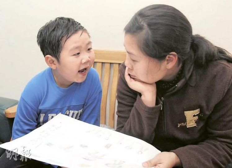 7歲的黃家僑(左)以往最愛撒嬌,自從爸爸上月去世後變得沉默,但心底裏最希望媽媽開心,黃太聽罷不禁眼眶一紅。(樊銳昌攝) 家僑用顏色筆畫出龍年願望,圖中黃媽媽笑得燦爛,旁邊寫上「祝媽媽新年快樂 笑口常開!」。(樊銳昌攝) 家僑拿着爸爸生前買的足球,嚷着要記者帶他到樓下球場踢波,其間重現笑顏。(樊銳昌攝) (明報製圖) 7歲的黃家僑(左)以往最愛撒嬌,自從爸爸上月去世後變得沉默,但心底裏最希望媽媽開心,黃太聽罷不禁眼眶一紅。(樊銳昌攝) 家僑用顏色筆畫出龍年願望,圖中黃媽媽笑得燦爛,旁邊寫上「祝媽媽新年快樂 笑口常開!」。(樊銳昌攝) 家僑拿着爸爸生前買的足球,嚷着要記者帶他到樓下球場踢波,其間重現笑顏。(樊銳昌攝) (明報製圖)