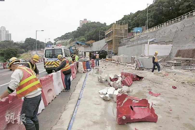 運雞貨車剷向路邊地盤後撞爆了一排水馬,該位置當時沒有工人,否則恐釀大禍。(林錫禮攝) 失事的貨車車頭嚴重損毁,被扶正等候拖走。(林錫禮攝) 運雞貨車剷向路邊地盤後撞爆了一排水馬,該位置當時沒有工人,否則恐釀大禍。(林錫禮攝) 失事的貨車車頭嚴重損毁,被扶正等候拖走。(林錫禮攝)