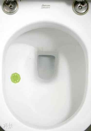 潔廁啫喱無論顏色、氣味和形狀都與兒童常見的食用啫喱相若,容易令幼童誤服。(郭慶輝攝) 劉飛龍(右)提醒市民,要小心使用潔廁啫喱及即棄暖手包(圖中綠色),以防幼童及長者誤服。旁為中心副顧問醫生陳耀祥。(黎嘉愉攝) 潔廁啫喱無論顏色、氣味和形狀都與兒童常見的食用啫喱相若,容易令幼童誤服。(郭慶輝攝) 劉飛龍(右)提醒市民,要小心使用潔廁啫喱及即棄暖手包(圖中綠色),以防幼童及長者誤服。旁為中心副顧問醫生陳耀祥。(黎嘉愉攝)