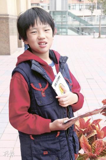 9歲的陳小朋友說,曾將所借書籍留在酒樓,亦試過遲還書,結果同被罰款,其母指被罰後亦有特別警惕,並提醒兒子小心保管書籍。(鄭穎瑩攝) 邱太新年期間利用自己、丈夫與女兒的圖書證,合共借了15本書,她指一般都在家閱讀,故不擔心會丟失書本。(鄭穎瑩攝) 9歲的陳小朋友說,曾將所借書籍留在酒樓,亦試過遲還書,結果同被罰款,其母指被罰後亦有特別警惕,並提醒兒子小心保管書籍。(鄭穎瑩攝) 邱太新年期間利用自己、丈夫與女兒的圖書證,合共借了15本書,她指一般都在家閱讀,故不擔心會丟失書本。(鄭穎瑩攝)