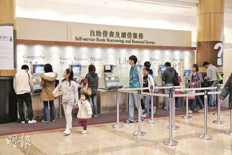 康文署數字顯示,過去3年有多達14萬本圖書館書籍或物品有借未還,涉及未收逾期罰款達390萬元。圖為市民在公共圖書館借書情况。(鄭穎瑩攝) (明報製圖) 康文署數字顯示,過去3年有多達14萬本圖書館書籍或物品有借未還,涉及未收逾期罰款達390萬元。圖為市民在公共圖書館借書情况。(鄭穎瑩攝) (明報製圖)