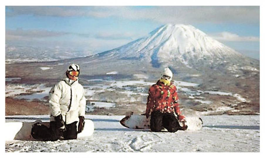 嘉玲與偉仔在日本化身﹁蒙面超人」向粉絲拜年。(微博圖片) 嘉玲與偉仔在日本化身﹁蒙面超人」向粉絲拜年。(微博圖片)