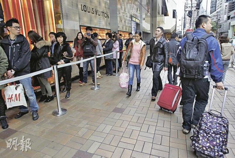 本港購物點常有內地客拖着「旅行篋」,科大經濟系系主任雷鼎鳴坦言﹕「他們拉着篋走來走去,閃都有排閃,難免有不便。」(林振東攝) 自由行旅客拖篋購物已成為港九各大購物區的「一道風景線」。圖為一旅客在尖沙嘴鬧市「拉篋」,不慎將行李篋撞向途人的腳。(林振東攝) 本港購物點常有內地客拖着「旅行篋」,科大經濟系系主任雷鼎鳴坦言﹕「他們拉着篋走來走去,閃都有排閃,難免有不便。」(林振東攝) 自由行旅客拖篋購物已成為港九各大購物區的「一道風景線」。圖為一旅客在尖沙嘴鬧市「拉篋」,不慎將行李篋撞向途人的腳。(林振東攝)