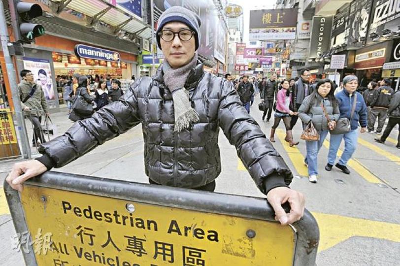 次文化堂社長彭志銘認為內地消費力令香港失去本土性格,旺角街頭被迎接內地客的藥房、珠寶店、電子產品店及化妝品所佔。 (尹錦恩攝) 次文化堂社長彭志銘認為內地消費力令香港失去本土性格,旺角街頭被迎接內地客的藥房、珠寶店、電子產品店及化妝品所佔。 (尹錦恩攝)
