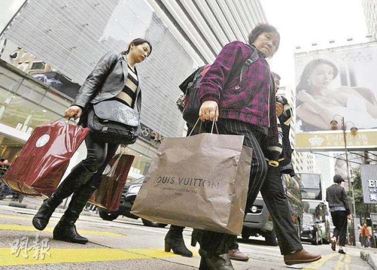 內地客過去8年半在港花費超過5500億元,雖佔GDP比例不多,但對增加就業有正面作用。(余俊亮攝) 內地客過去8年半在港花費超過5500億元,雖佔GDP比例不多,但對增加就業有正面作用。(余俊亮攝)