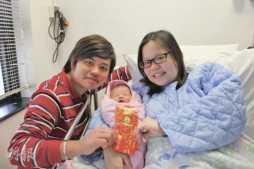 趙先生與太太誕下「亞軍龍仔」,男嬰表情多多且精靈趣致,父母希望他健康快樂成長,但直言預計未來十多年「乜都要爭」。(林錫禮攝) 趙先生與太太誕下「亞軍龍仔」,男嬰表情多多且精靈趣致,父母希望他健康快樂成長,但直言預計未來十多年「乜都要爭」。(林錫禮攝)