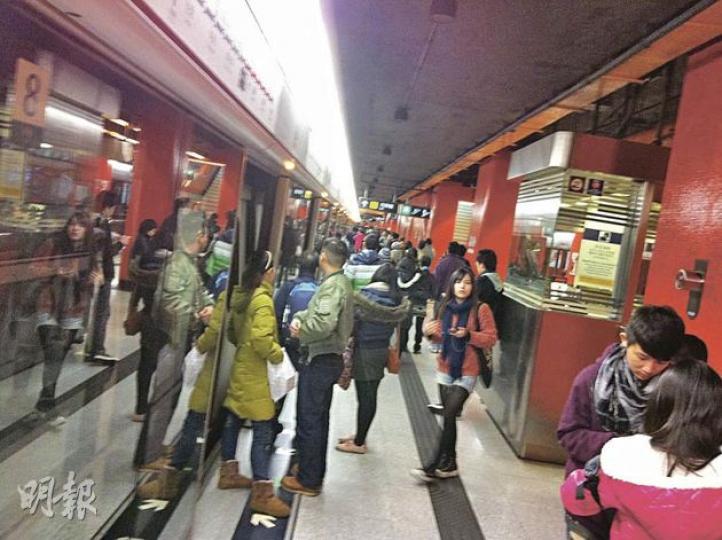 港鐵列車駛至荔枝角站時,車外突然爆出閃光和傳出爆炸聲響,逾百乘客嚇得急急下車等候。(吳光熙攝) 港鐵列車駛至荔枝角站時,車外突然爆出閃光和傳出爆炸聲響,逾百乘客嚇得急急下車等候。(吳光熙攝)