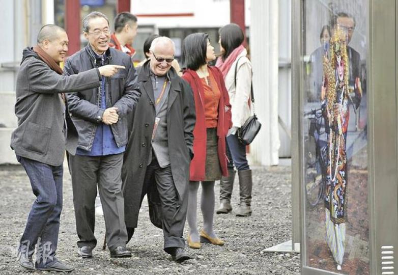 西九前主席、特首參選人唐英年(左二)昨到西九大戲棚參觀多名藝術家融合粵劇與視覺藝術的作品。左三為西九行政總裁連納智,左一為西九表演藝術行政總監茹國烈。(何家達攝) 西九前主席、特首參選人唐英年(左二)昨到西九大戲棚參觀多名藝術家融合粵劇與視覺藝術的作品。左三為西九行政總裁連納智,左一為西九表演藝術行政總監茹國烈。(何家達攝)