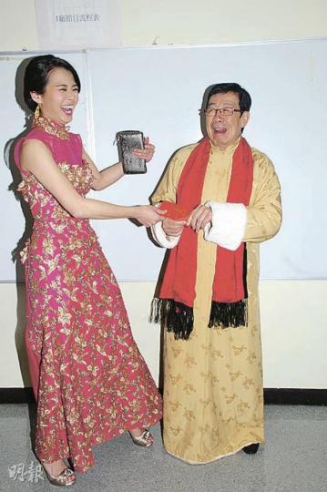 呂慧儀派利市，胡楓湊熱鬧攞埋一份。（攝影﹕黃梓烜） 吳家樂了麥玲玲的利市，說要收藏借財運。（攝影﹕黃梓烜） 「福祿壽」王祖藍、阮兆祥與李思捷演出勝在熱鬧。（攝影﹕黃梓烜）