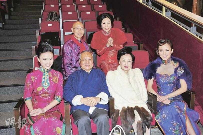 無綫新任行政主席梁乃鵬(前排左二)與利孝和夫人、港姐朱晨麗(左)、中華小姐張曦雯(右)跟汪明荃、羅家英齊慶新春。(攝影﹕黃梓烜) 無綫新任行政主席梁乃鵬(前排左二)與利孝和夫人、港姐朱晨麗(左)、中華小姐張曦雯(右)跟汪明荃、羅家英齊慶新春。(攝影﹕黃梓烜)
