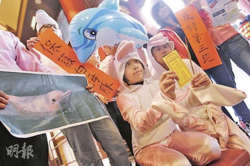 「環保觸覺」10多人昨日身穿粉紅色的「海豚裝」,到車公廟為中華白海豚的命運求籤,結果求得「下籤」。(李紹昌攝) 「環保觸覺」10多人昨日身穿粉紅色的「海豚裝」,到車公廟為中華白海豚的命運求籤,結果求得「下籤」。(李紹昌攝)