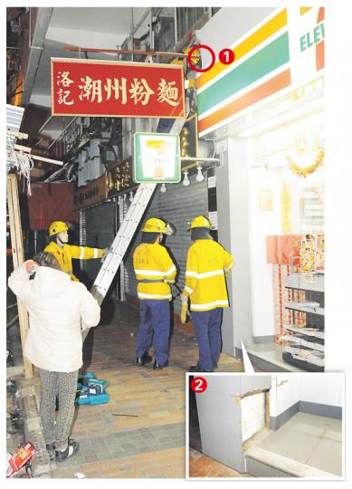 3個月大的小貓咪,相信不慎由深水埗北河街一間便利店天花一個僅半個手掌大小的洞口1,跌入門邊的空心木柱內,要由消防員移走捲閘鐵邊及鋸開層板2救出。(蔡方山攝) 3個月大的小貓咪獲救後,愛護動物協會人員證實健康無礙,稍後可供市民領養。(蔡方山攝) 本身養有9隻貓的巿民梁小姐(左),於便利店購物時聽到貓的哀鳴聲,追查後協助找出小貓被困位置。消防員鋸開木板救貓期間,梁小姐很緊張,期望貓兒無恙。(蔡方山攝) 3個月大的小貓咪,相信不慎由深水埗北河街一間便利店天花一個僅半個手掌大小的洞口1,跌入門邊的空心木柱內,要由消防員移走捲閘鐵邊及鋸開層板2救出。(蔡方山攝) 3個月大的小貓咪獲救後,愛護動物協會人員證實健康無礙,稍後可供市民領養。(蔡方山攝) 本身養有9隻貓的巿民梁小姐(左),於便利店購物時聽到貓的哀鳴聲,追查後協助找出小貓被困位置。消防員鋸開木板救貓期間,梁小姐很緊張,期望貓兒無恙。(蔡方山攝)