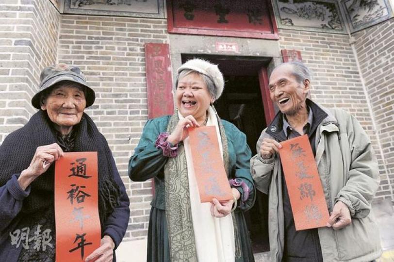 位於香港最北部的打鼓嶺冬寒夏熱,氣溫總較市區更冷又更熱。聖雅各福群會義工肥姨(中)早前到該區探訪獨居長者鄭維芳(左)及譚蝦頭(右),並送上賀年揮春和糕點,逗得兩老笑逐顏開。(劉焌陶攝) (明報製圖) 位於香港最北部的打鼓嶺冬寒夏熱,氣溫總較市區更冷又更熱。聖雅各福群會義工肥姨(中)早前到該區探訪獨居長者鄭維芳(左)及譚蝦頭(右),並送上賀年揮春和糕點,逗得兩老笑逐顏開。(劉焌陶攝) (明報製圖)