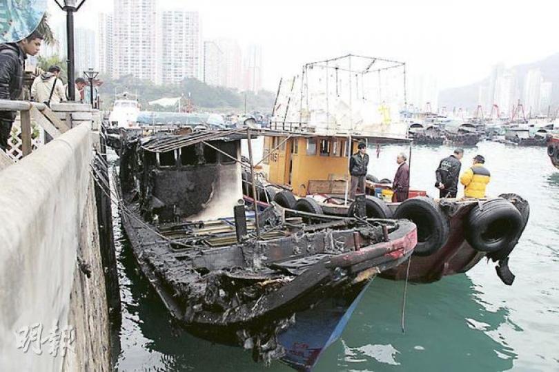 在香港仔避風塘大火中被火警波及的漁船,右面船身嚴重燒焦,控制室在內的船艙亦被燒毁,極有可能全船報銷。(林錫禮攝) 在香港仔避風塘大火中被火警波及的漁船,右面船身嚴重燒焦,控制室在內的船艙亦被燒毁,極有可能全船報銷。(林錫禮攝)