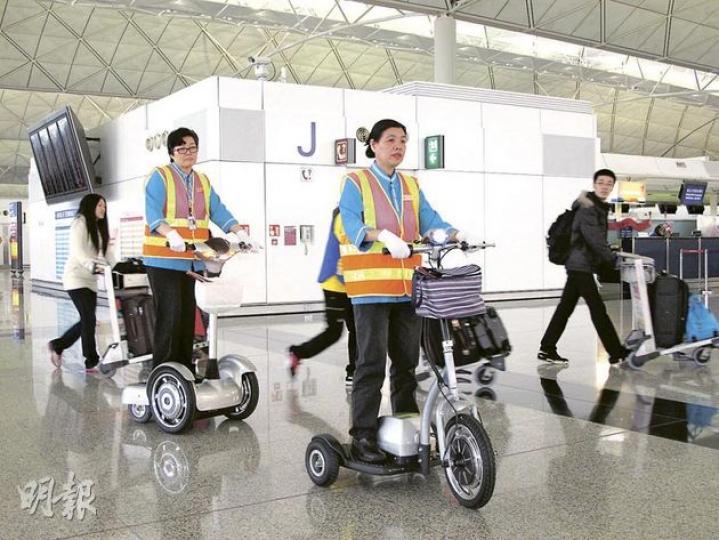 機場清潔工敏姐(前右)及阿妹(前左)說,不少中外旅客都覺得電動車很有型,主動要求合照,令她們恍如變成機場旅遊大使。(余卓善攝) 機場清潔工敏姐(前右)及阿妹(前左)說,不少中外旅客都覺得電動車很有型,主動要求合照,令她們恍如變成機場旅遊大使。(余卓善攝)