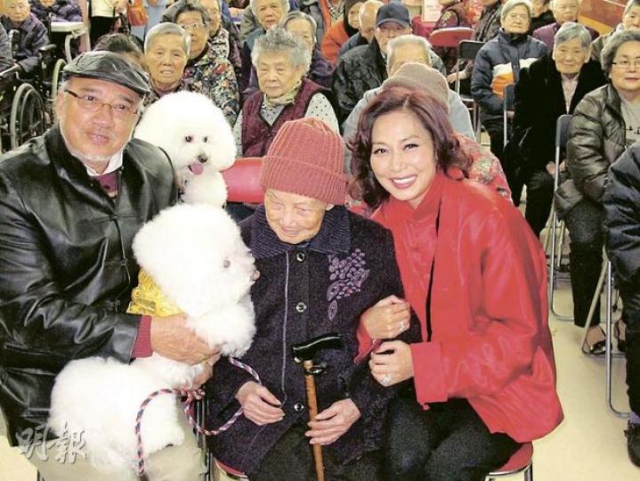鄺美雲跟兩隻愛犬向公公婆婆拜年。(攝影/記者:楊安莉) 鄺美雲跟兩隻愛犬向公公婆婆拜年。(攝影/記者:楊安莉)