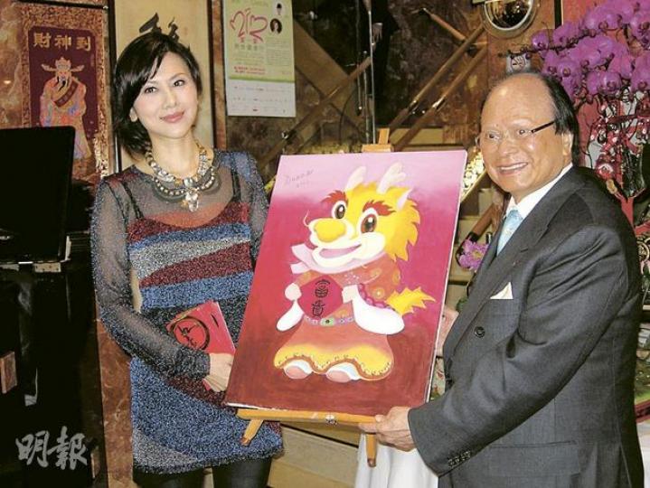 朱潔儀帶着卡通版「富貴金龍」油畫向師父楊貫一拜年。(攝影/記者:唐嘉晞) 朱潔儀帶着卡通版「富貴金龍」油畫向師父楊貫一拜年。(攝影/記者:唐嘉晞)