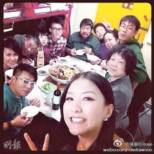 陳嘉桓不介意公開全家食開年飯的照片。(微博圖片) 陳嘉桓不介意公開全家食開年飯的照片。(微博圖片)