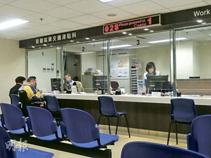 勞工處斥資380萬元於尖沙嘴中間道開設鼓勵就業交通津貼科辦事處,但申請人數未如理想,記者本月9日午飯時間曾到辦事處觀察了一小時,只見6名市民查詢,場面冷清。(陳家俊攝) 勞工處斥資380萬元於尖沙嘴中間道開設鼓勵就業交通津貼科辦事處,但申請人數未如理想,記者本月9日午飯時間曾到辦事處觀察了一小時,只見6名市民查詢,場面冷清。(陳家俊攝)