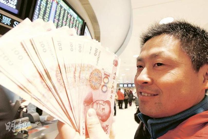 上海自由行旅客宋先生昨準備8000元簇新的人民幣到沙田馬場投注賀歲馬,經過再三查詢,才找到馬會的外幣兌換櫃位,他批評安排不方便內地遊客。(李紹昌攝) 上海自由行旅客宋先生昨準備8000元簇新的人民幣到沙田馬場投注賀歲馬,經過再三查詢,才找到馬會的外幣兌換櫃位,他批評安排不方便內地遊客。(李紹昌攝)