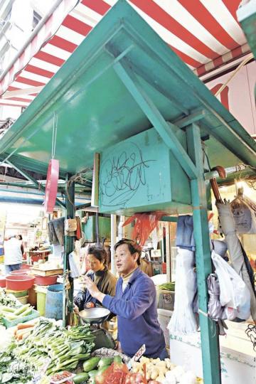 同樣位處嘉咸街、與新建排檔只有數步之隔的濕貨檔檔主蘇先生指出,自己的排檔相對殘舊,對上一次維修已是10年前,需要自行斥資數萬元由木檔變為鐵排檔,但現時仍是以鐵絲網關店,排檔相對簡陋。(郭慶輝攝) 同樣位處嘉咸街、與新建排檔只有數步之隔的濕貨檔檔主蘇先生指出,自己的排檔相對殘舊,對上一次維修已是10年前,需要自行斥資數萬元由木檔變為鐵排檔,但現時仍是以鐵絲網關店,排檔相對簡陋。(郭慶輝攝)