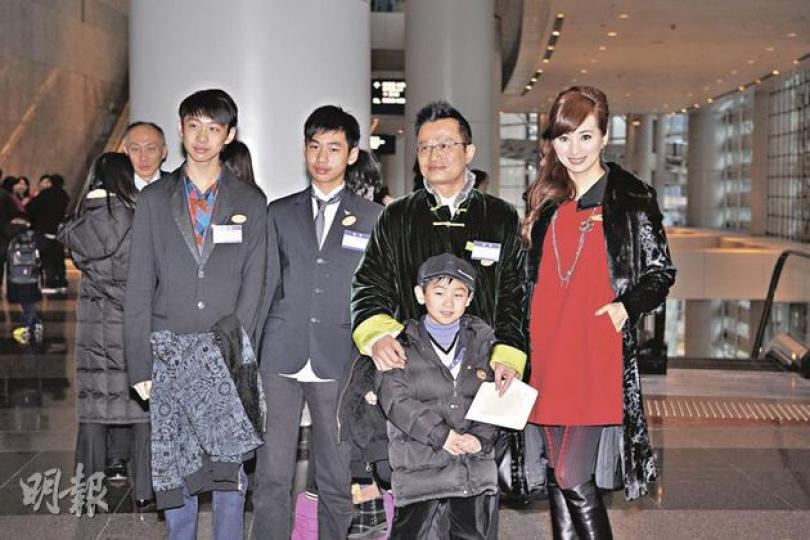 羅霖一家五口睇煙花度歲。(攝影:劉一立) 洪欣抱病陪兒子睇煙花。(攝影:劉一立) 羅霖一家五口睇煙花度歲。(攝影:劉一立) 洪欣抱病陪兒子睇煙花。(攝影:劉一立)