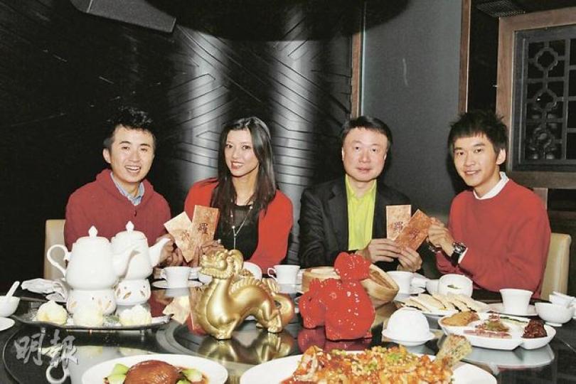 I Love You Boyz的Donald(左)與阿占(右)合體加入bma大家庭,獲老闆羅傑承與太太梁芷珊封大利市。(微博圖片) I Love You Boyz的Donald(左)與阿占(右)合體加入bma大家庭,獲老闆羅傑承與太太梁芷珊封大利市。(微博圖片)