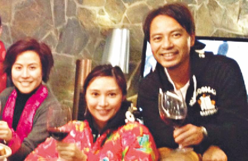 宣萱、李克勤與太太盧淑儀舉杯暢飲。(微博圖片) 宣萱、李克勤與太太盧淑儀舉杯暢飲。(微博圖片)