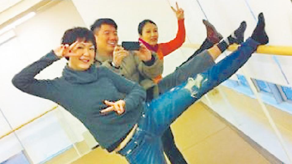 田蕊妮(左起)、杜汶澤及阿姐玩壓腿,還開心得高舉V字手勢。(微博圖片) (上、下圖)杜汶澤與田蕊妮對阿姐的排舞室放滿金唱片及海報,感到嘆為觀止。(微博圖片) 田蕊妮(左起)、杜汶澤及阿姐玩壓腿,還開心得高舉V字手勢。(微博圖片) (上、下圖)杜汶澤與田蕊妮對阿姐的排舞室放滿金唱片及海報,感到嘆為觀止。(微博圖片)