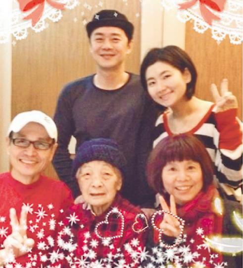 Selina與丈夫張承中前日回家向任爸任媽拜年,認真乖女。(微博圖片) Selina與丈夫張承中前日回家向任爸任媽拜年,認真乖女。(微博圖片)