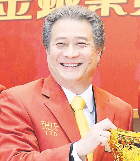 金銀業貿易場龍年新春開市,理事長張德熙預期盎司金價有望見2000美元。(葉漢華攝) 金銀業貿易場龍年新春開市,理事長張德熙預期盎司金價有望見2000美元。(葉漢華攝)