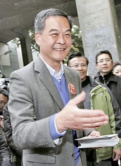 特首參選人梁振英昨到沙田派傳單,不少市民均上前握手和合照,他接受訪問時更向唐英年開火,表明對唐英年不肯同場辯論感失望。(林振東攝) 特首參選人唐英年昨偕妻子郭妤淺及長子唐嘉盛(左),前往香港大球場觀看亞洲超級球會挑戰盃。唐英年表示,足球是港人熱愛的活動,加上今日有港隊參與,故專誠抽空捧場。(何家達攝) 特首參選人梁振英昨到沙田派傳單,不少市民均上前握手和合照,他接受訪問時更向唐英年開火,表明對唐英年不肯同場辯論感失望。(林振東攝) 特首參選人唐英年昨偕妻子郭妤淺及長子唐嘉盛(左),前往香港大球場觀看亞洲超級球會挑戰盃。唐英年表示,足球是港人熱愛的活動,加上今日有港隊參與,故專誠抽空捧場。(何家達攝)