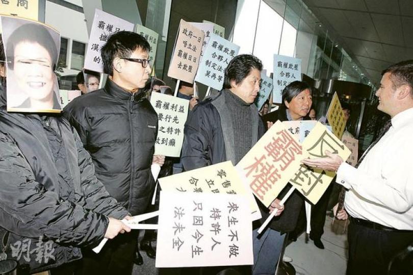 10多名香港特許加盟商協會成員昨在工黨主席李卓人(右二)陪同下,到7-Eleven總部怡和大廈請願,抗議7-Eleven霸權,7-Eleven行政總裁卓添猷(Tim Chalk,右一)拒絕接收請願信,引起協會成員不滿。(李紹昌攝) 10多名香港特許加盟商協會成員昨在工黨主席李卓人(右二)陪同下,到7-Eleven總部怡和大廈請願,抗議7-Eleven霸權,7-Eleven行政總裁卓添猷(Tim Chalk,右一)拒絕接收請願信,引起協會成員不滿。(李紹昌攝)