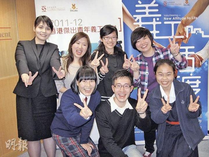 社署「香港傑出青年義工計劃」今年挑選出約20名傑出青年義工,包括中學生及在職青年,並於聖誕到北京民工子弟學校任義工,圖後排為黎淑敏(左一)及呂沛盈(左二)。(袁柏恩攝) 社署「香港傑出青年義工計劃」今年挑選出約20名傑出青年義工,包括中學生及在職青年,並於聖誕到北京民工子弟學校任義工,圖後排為黎淑敏(左一)及呂沛盈(左二)。(袁柏恩攝)