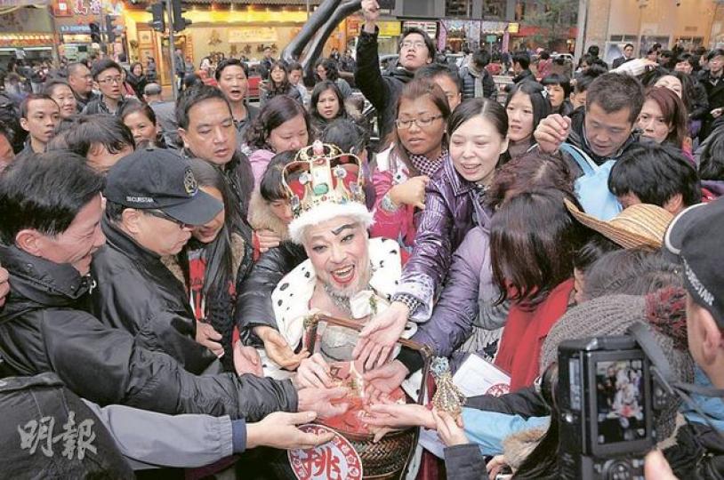 扮成「挑剔女王」的詹瑞文被市民搶利市。(攝影/記者:劉一立) 扮成「挑剔女王」的詹瑞文被市民搶利市。(攝影/記者:劉一立)