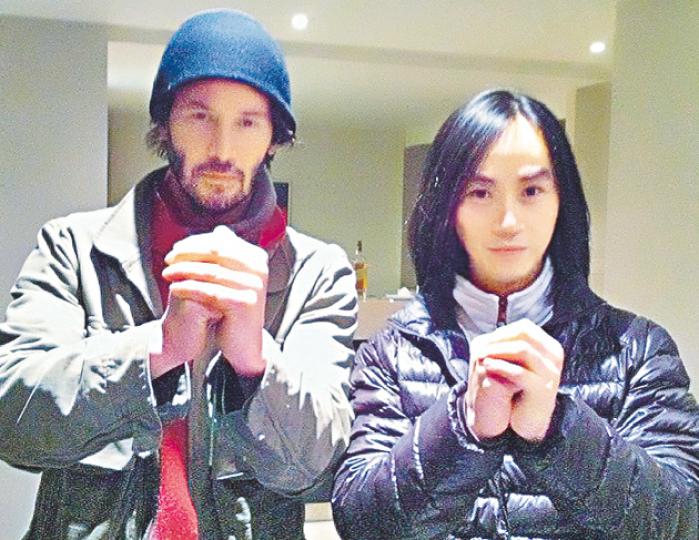 留了滿臉鬍子的奇洛(左)與陳虎(右)向大家拜年。(微博圖片) 留了滿臉鬍子的奇洛(左)與陳虎(右)向大家拜年。(微博圖片)