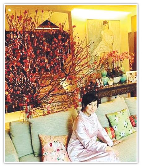 嘉玲在客廳擺放一棵大桃花,充滿新春氣氛。(微博圖片) 嘉玲在客廳擺放一棵大桃花,充滿新春氣氛。(微博圖片)