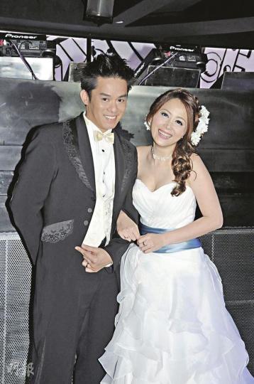 姚樂怡穿上婚紗,蹺着準老公吳俊匡一起宣布結婚喜訊。(攝影/記者﹕劉一立) 準老公輕輕一吻,姚樂怡甜入心。(攝影/記者﹕劉一立) 姚樂怡穿上婚紗,蹺着準老公吳俊匡一起宣布結婚喜訊。(攝影/記者﹕劉一立) 準老公輕輕一吻,姚樂怡甜入心。(攝影/記者﹕劉一立)