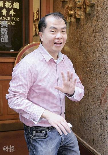 被問及雙方調解進展，甘琨禮的兒子甘連宏表示暫應會在法庭相見，暗示調解情况並不樂觀。（余俊亮攝）鏞記大股東二哥甘琨禮昨日在鏞記工作，但拒絕接受記者訪問。（余俊亮攝）
