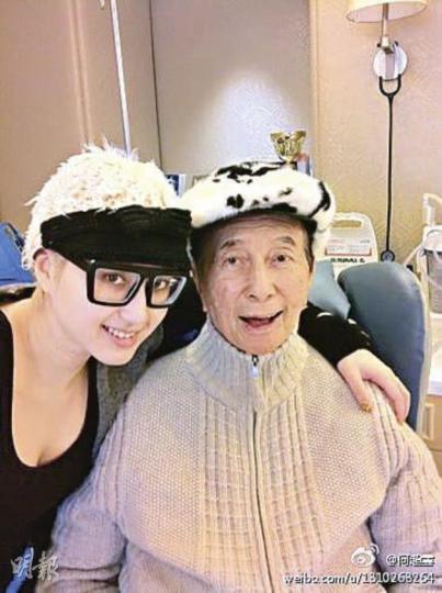 超雲與父親賭王戴帽合照,笑言﹕「我們今天很襯啊!」(微博圖片) 超雲與父親賭王戴帽合照,笑言﹕「我們今天很襯啊!」(微博圖片)