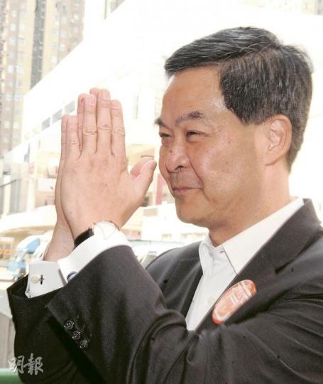 特首參選人梁振英提倡在2016年的立法會選舉擴充功能組別的選民基礎,以增民主成分,但拒絕交代功能組別及分組點票的存廢問題。(劉焌陶攝) 特首參選人梁振英提倡在2016年的立法會選舉擴充功能組別的選民基礎,以增民主成分,但拒絕交代功能組別及分組點票的存廢問題。(劉焌陶攝)