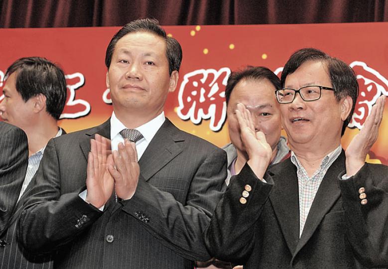 中聯辦主任彭清華(左)表示,特首選舉公平公正,中央不可能現階段認定特首人選。圖為他昨日出席工聯會新春團拜,旁為工聯會會長鄭耀棠(右)。(劉焌陶攝) 中聯辦主任彭清華(左)表示,特首選舉公平公正,中央不可能現階段認定特首人選。圖為他昨日出席工聯會新春團拜,旁為工聯會會長鄭耀棠(右)。(劉焌陶攝)