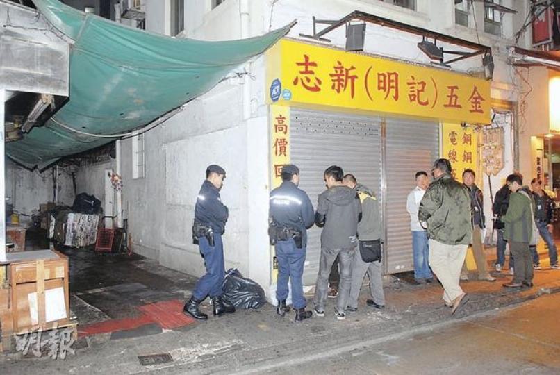 15歲南亞裔少女在灣仔道後巷疑遭強姦,事後大批警員封鎖案發現場調查。(伍浦鋒攝) 15歲南亞裔少女在灣仔道後巷疑遭強姦,事後大批警員封鎖案發現場調查。(伍浦鋒攝)